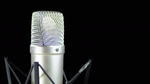 Stúdió mikrofon-val pók forog a fekete háttér — Stock videók