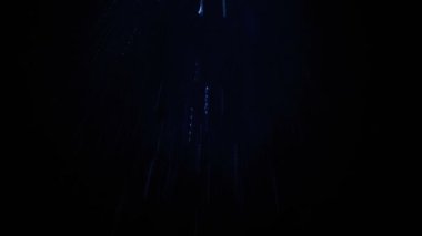 Su sprey siyah bir arka plana dayanır. Ağır çekim