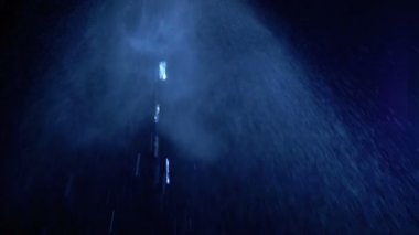 Aerosol spreyler küçük Su damlacıkları siyah bir arka plan üzerinde. Ağır çekim
