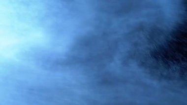 Su sprey siyah bir arka plana dayanır. Ağır çekim