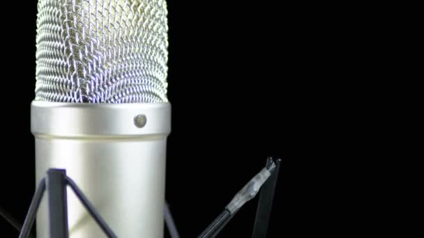 Студийный микрофон с пауком вращается на черном фоне — стоковое видео