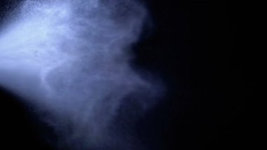 Aerosol spreyler küçük Su damlacıkları siyah bir arka plan üzerinde. Ağır çekim