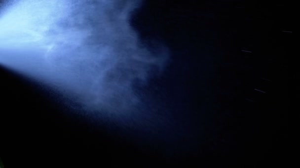 Aérosol vaporise de petites gouttes d'eau sur un fond noir. Mouvement lent 