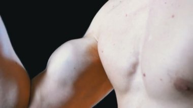 Pazı bir genç adamın elde siyah arka plan üzerinde yukarı pompalanır