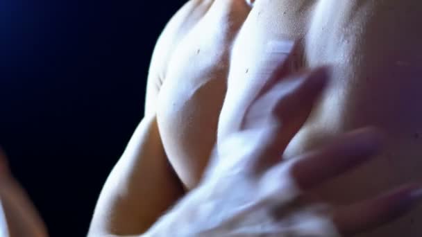 Corpo sexy di un atleta maschio muscolare Muscoli flessibili su sfondo nero — Video Stock