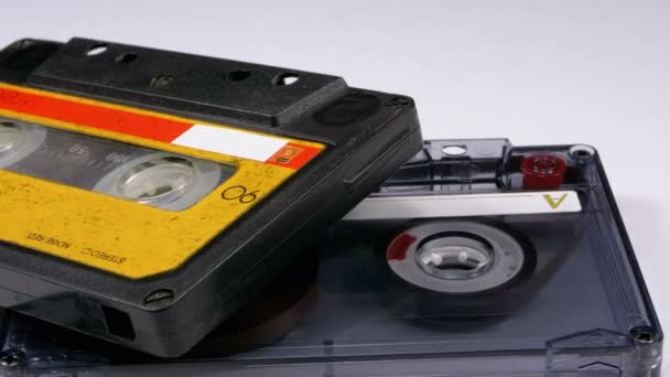 Due cassette audio Vintage ruota su sfondo bianco — Video Stock