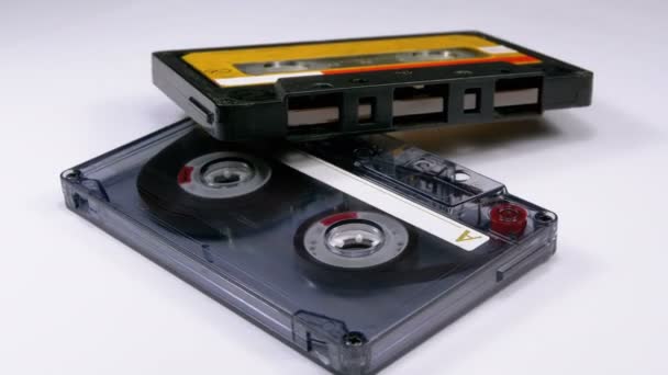 Dos casetes de audio vintage gira sobre fondo blanco — Vídeo de stock