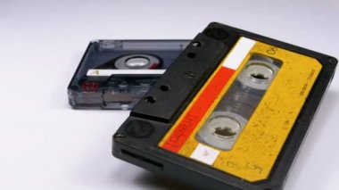 Beyaz arka plan üzerinde iki Vintage ses kaset döner