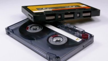 Beyaz arka plan üzerinde iki Vintage ses kaset döner