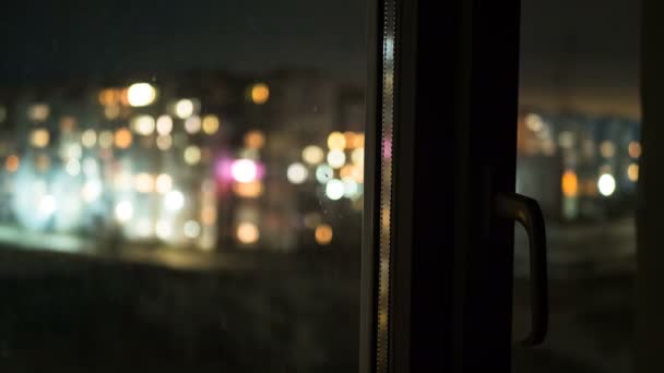 Δείτε μέσα από το παράθυρο με τα φώτα των Windows σε πολυώροφα κτίρια τη νύχτα — Αρχείο Βίντεο