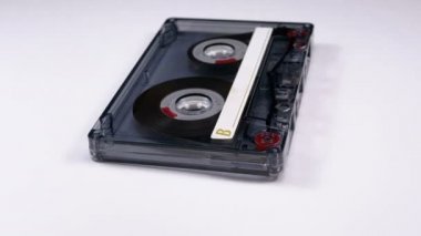 Vintage şeffaf ses kaset beyaz arka plan üzerinde döner