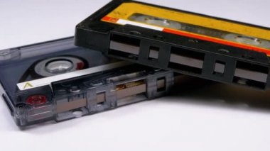 Beyaz arka plan üzerinde iki Vintage ses kaset döner
