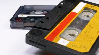 Beyaz arka plan üzerinde iki Vintage ses kaset döner