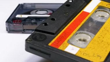 Beyaz arka plan üzerinde iki Vintage ses kaset döner