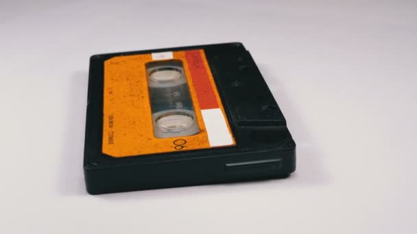Ljudkassett roterar på vit bakgrund — Stockvideo