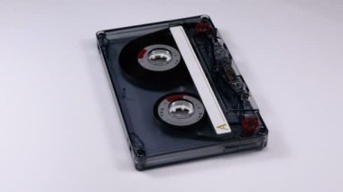 Vintage şeffaf ses kaset beyaz arka plan üzerinde döner