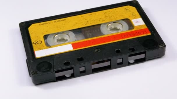 Cassette audio tourne sur fond blanc — Video