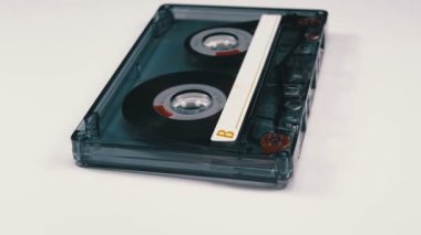 Vintage şeffaf ses kaset beyaz arka plan üzerinde döner