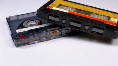 Beyaz arka plan üzerinde iki Vintage ses kaset döner