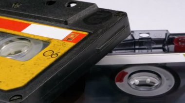 Beyaz arka plan üzerinde iki Vintage ses kaset döner