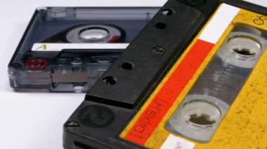 Beyaz arka plan üzerinde iki Vintage ses kaset döner