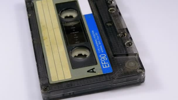 Vintage Audio Cassette draait op witte achtergrond — Stockvideo