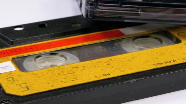 Dwie kasety Audio Vintage obraca się na białym tle — Wideo stockowe