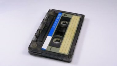 Vintage ses kaset beyaz arka plan üzerinde döner