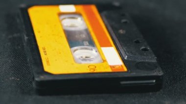 Vintage sarı ses kaset siyah arka plan üzerinde döner