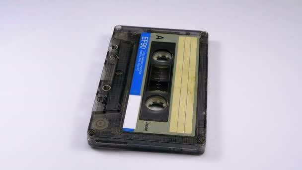 Cassette audio vintage tourne sur fond blanc — Video