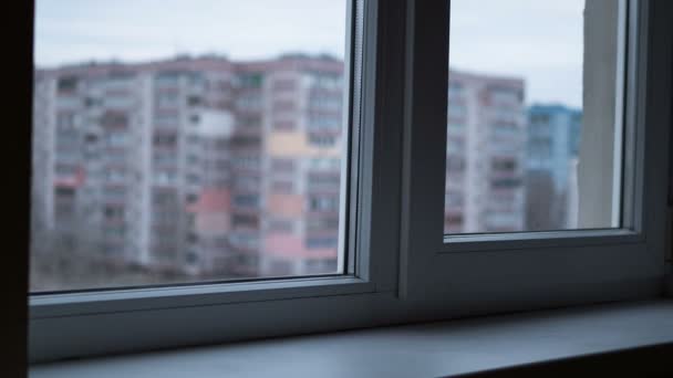 Vista del día a la noche a través de la ventana en las luces de las ventanas en edificios de gran altura — Vídeo de stock