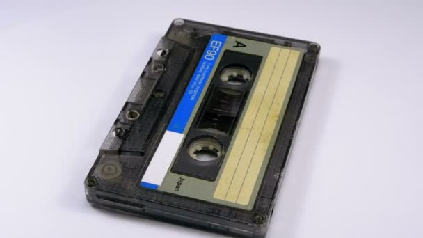 Vintage cassette de audio gira sobre fondo blanco — Vídeos de Stock