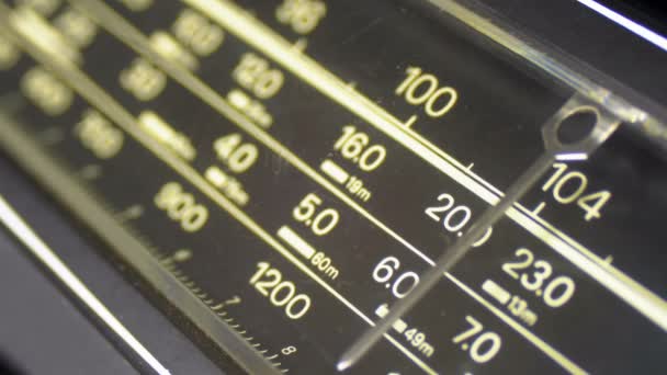 Настройка аналоговой радиочастоты по шкале винтажного приемника — стоковое видео