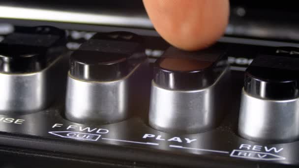 Натиснувши кнопку відтворення Vintage магнітофон — стокове відео