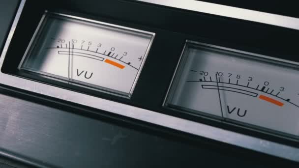 Twee oude analoge wijzerplaat vu signaal indicatoren met pijl — Stockvideo