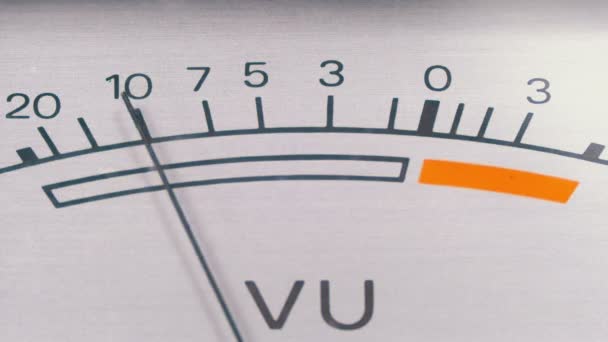 Analóg jel mutató nyíllal. Az audió jelet a decibel mérő. — Stock videók