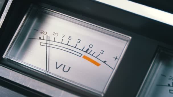 Analoog signaal Indicator met pijl. Meter van het audiosignaal in decibel. — Stockvideo