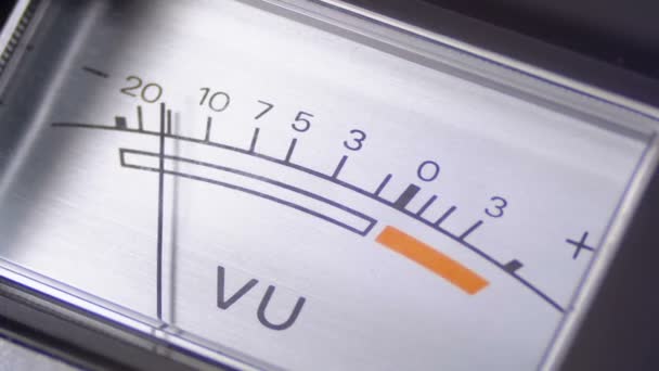 Analoge Signalanzeige mit Pfeil. Meter des Audiosignals in Dezibel. — Stockvideo