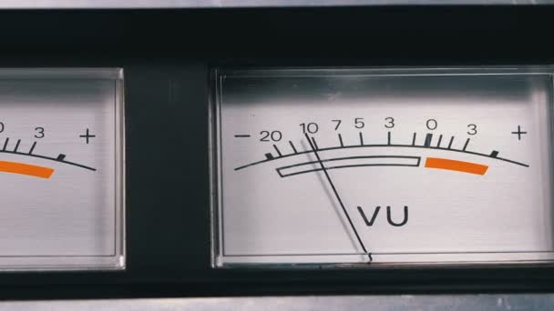 矢印の付いた 2 つの古いアナログ ダイヤル vu 信号インジケーター — ストック動画