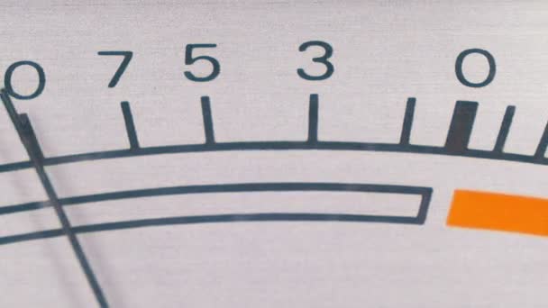 Analoge Signalanzeige mit Pfeil. Meter des Audiosignals in Dezibel. — Stockvideo