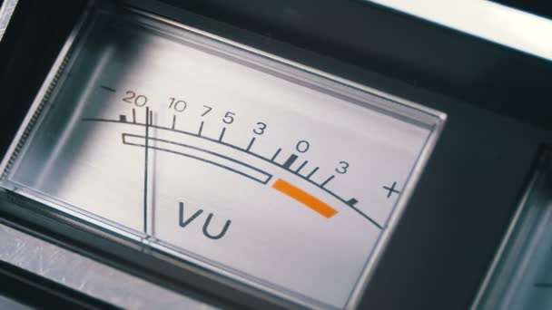 Analoge Signalanzeige mit Pfeil. Meter des Audiosignals in Dezibel. — Stockvideo