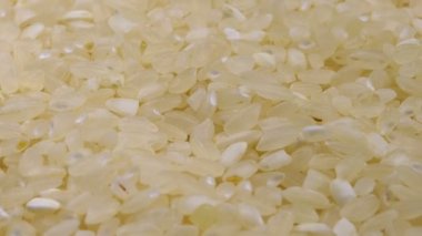 Çiğ pirinç taneleri yakın çekim döndürmek