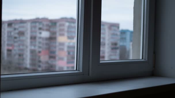 Von Tag zu Nacht Blick durch das Fenster bei den Lichtern die Fenster in Hochhäusern — Stockvideo