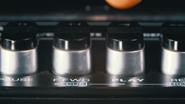 Pulsando el botón Play en un grabador de cinta Vintage — Vídeos de Stock