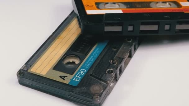 Zwei Audiokassetten drehen sich auf weißem Hintergrund — Stockvideo
