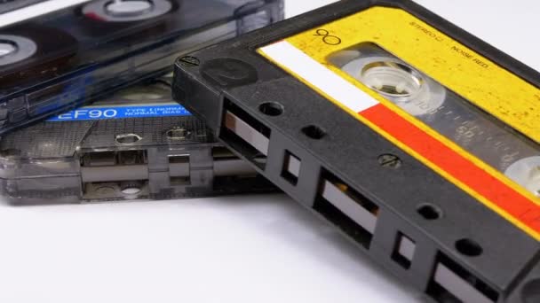 Beyaz arka plan üzerinde üç Vintage ses kasetleri döndürmek — Stok video