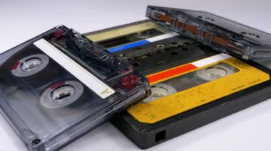 Dört ses kasetleri beyaz arka plan üzerinde döndürme