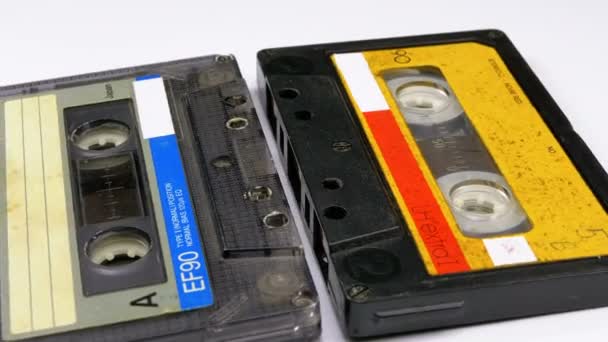 Duas cassetes de áudio giram em fundo branco — Vídeo de Stock