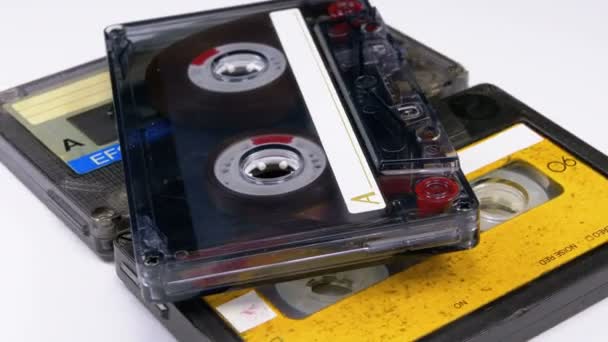 Tre cassette audio vintage ruotano su sfondo bianco — Video Stock