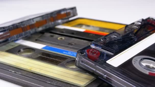 Vier Audiokassetten rotieren auf weißem Hintergrund — Stockvideo
